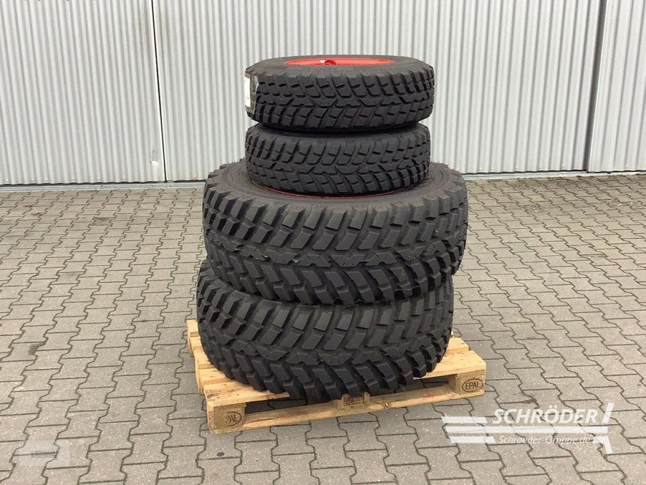Zwillingsrad des Typs Nokian 250/75 R16 + 420/65 R24, Gebrauchtmaschine in Schwarmstedt (Bild 1)