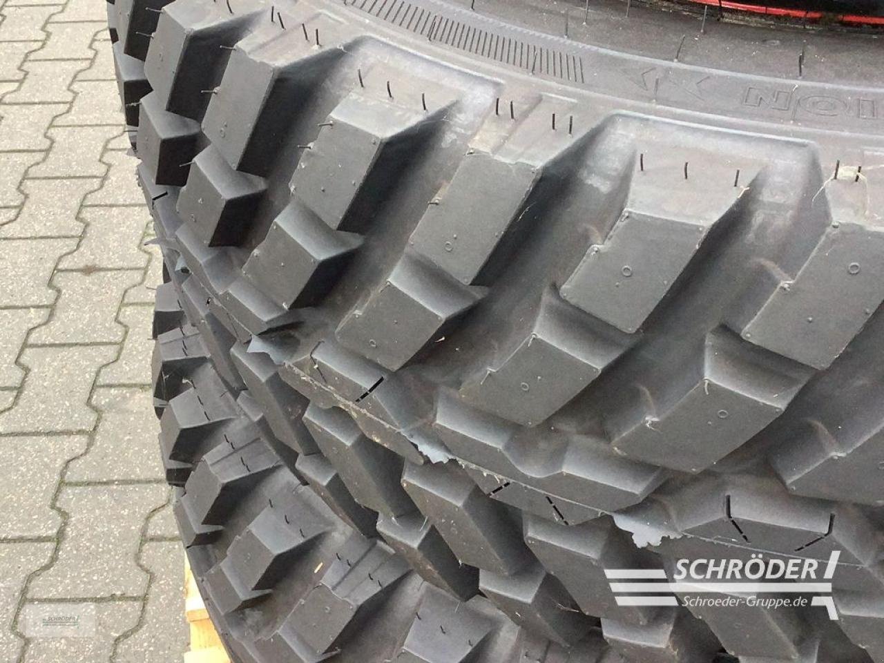 Zwillingsrad des Typs Nokian 250/75 R16 + 420/65 R24, Gebrauchtmaschine in Schwarmstedt (Bild 2)