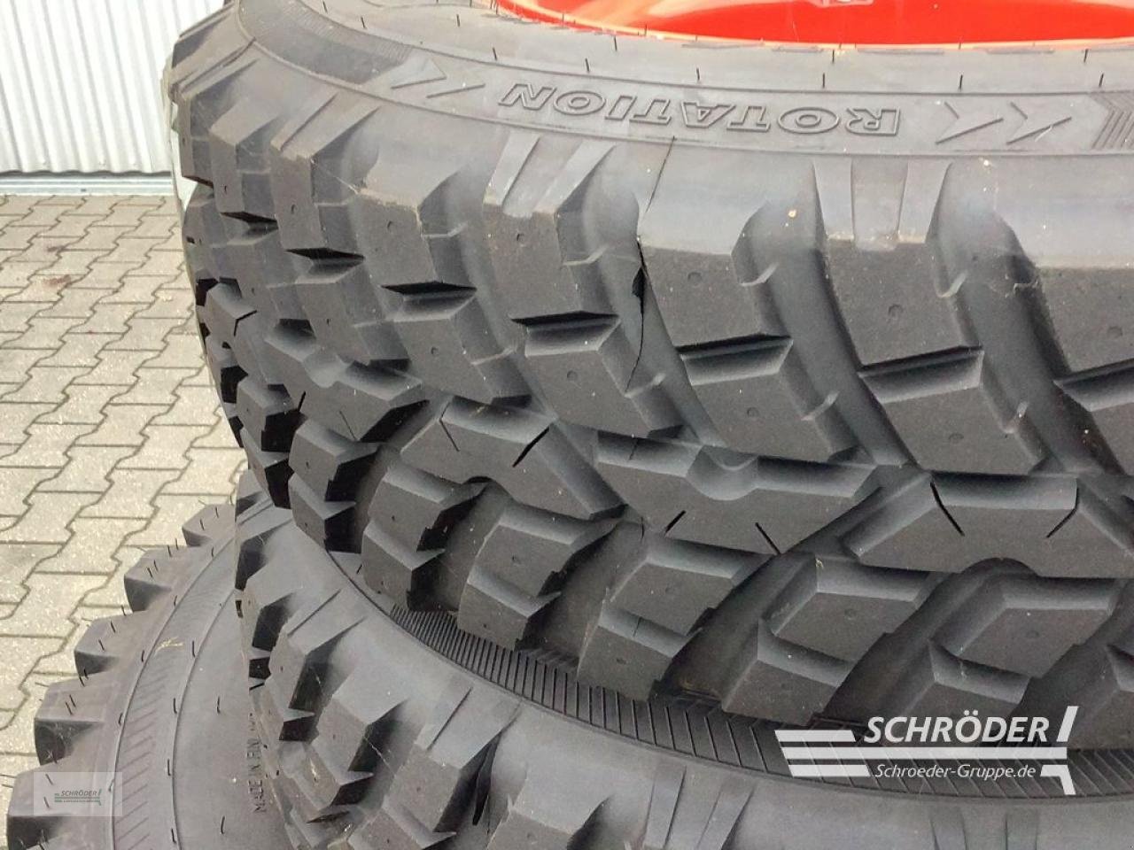 Zwillingsrad des Typs Nokian 250/75 R16 + 420/65 R24, Gebrauchtmaschine in Schwarmstedt (Bild 3)