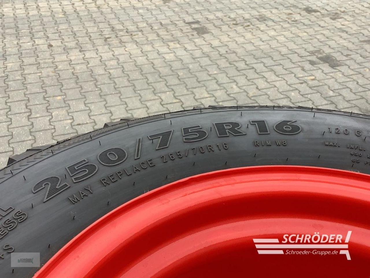 Zwillingsrad des Typs Nokian 250/75 R16 + 420/65 R24, Gebrauchtmaschine in Schwarmstedt (Bild 4)