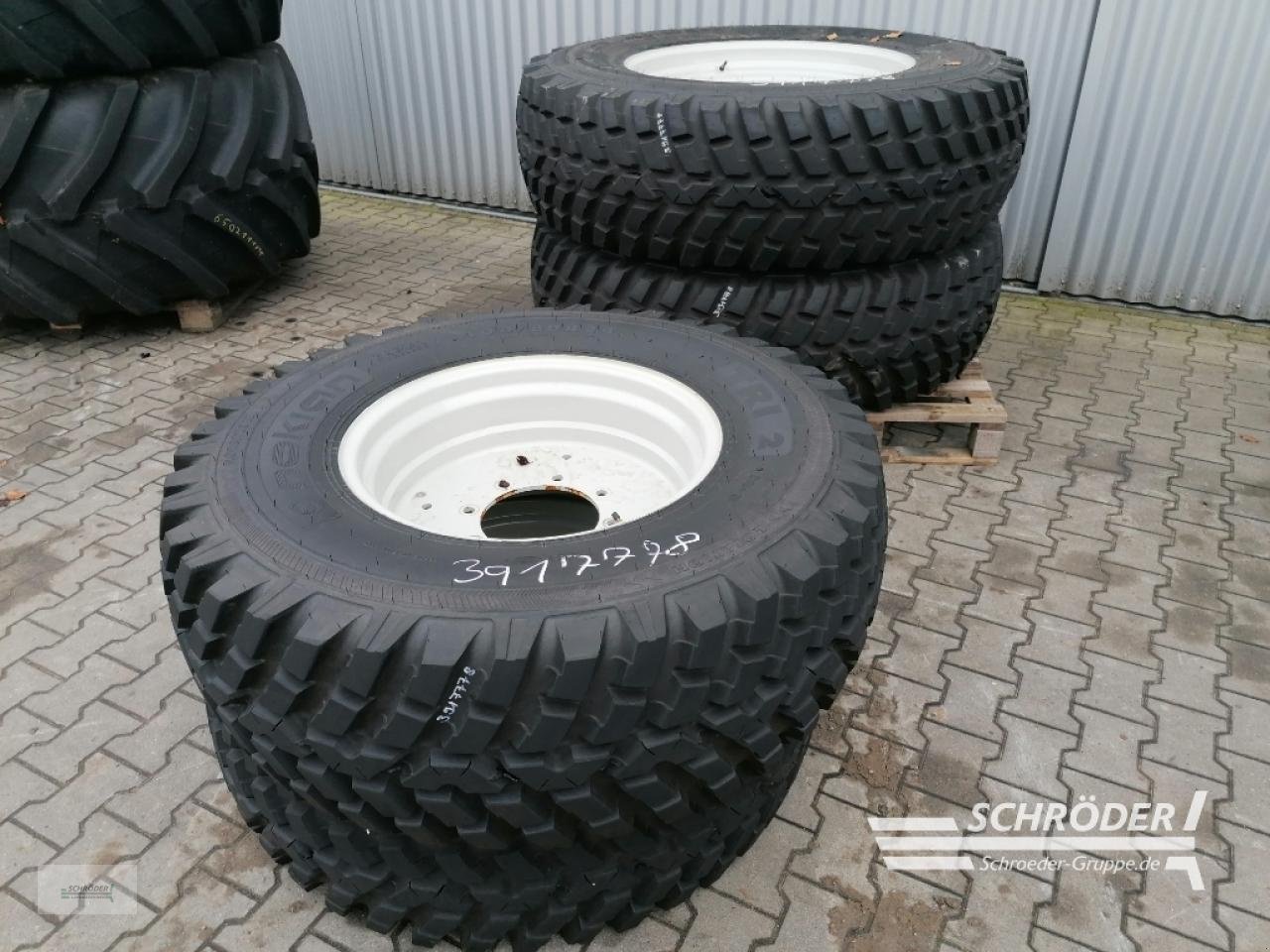 Zwillingsrad des Typs Nokian 2X 400/80 R24 / 2X 480/80 R34, Neumaschine in Wildeshausen (Bild 1)