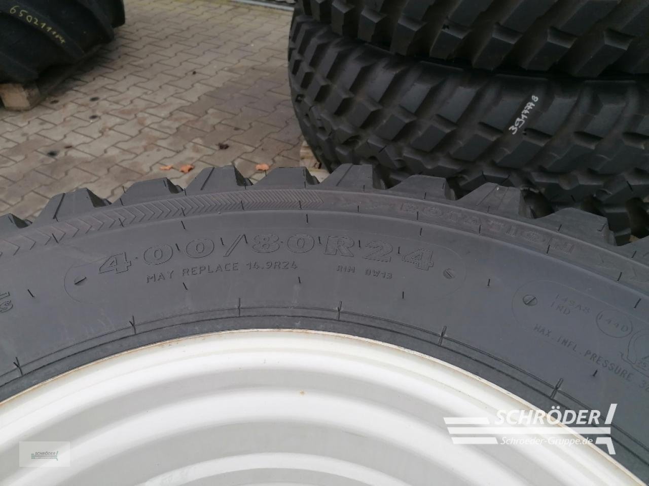 Zwillingsrad des Typs Nokian 2X 400/80 R24 / 2X 480/80 R34, Neumaschine in Wildeshausen (Bild 5)