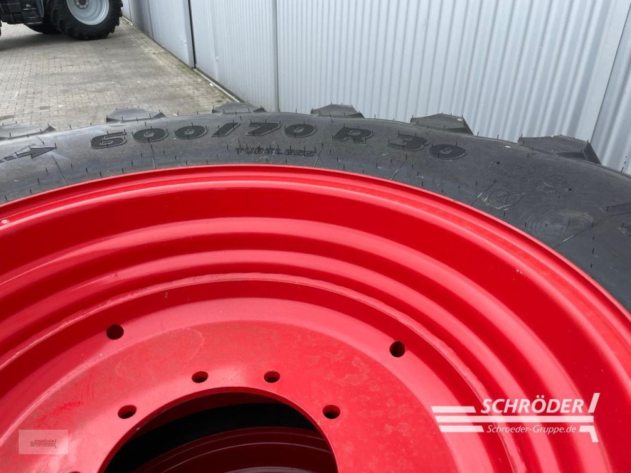 Zwillingsrad des Typs Trelleborg 2X 600/70 R30, Neumaschine in Wildeshausen (Bild 7)