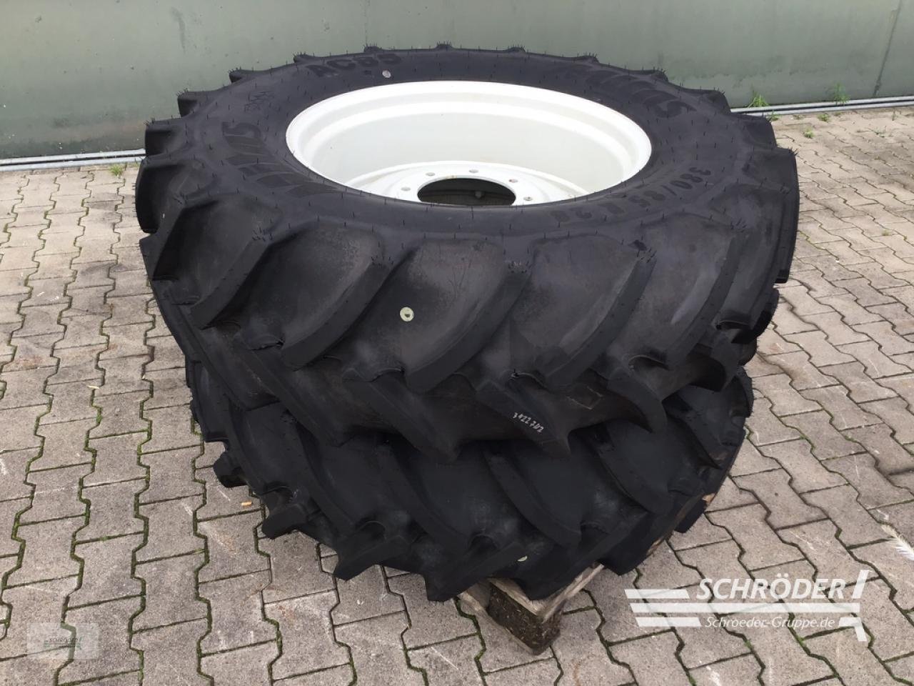 Zwillingsrad des Typs Valtra KOMPLETTRÄDER 2X 380/85 R 28 MITAS, Gebrauchtmaschine in Wildeshausen (Bild 1)