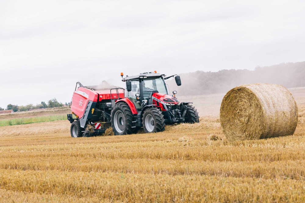 Mit dem Tractor-Implement-Management steuert die Presse den Traktor und stoppt das Gespann, wenn die Kammer voll ist und der Bindevorgang beginnt.
© AGCO