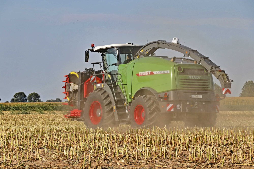 Durch seinen weit hinten verbauten Motor ist am Katana kein Heckgewicht notwendig. Auf der Straße stützt sich das Gebiss auf ein Transportrad.
© Thomas Göggerle/agrarheute