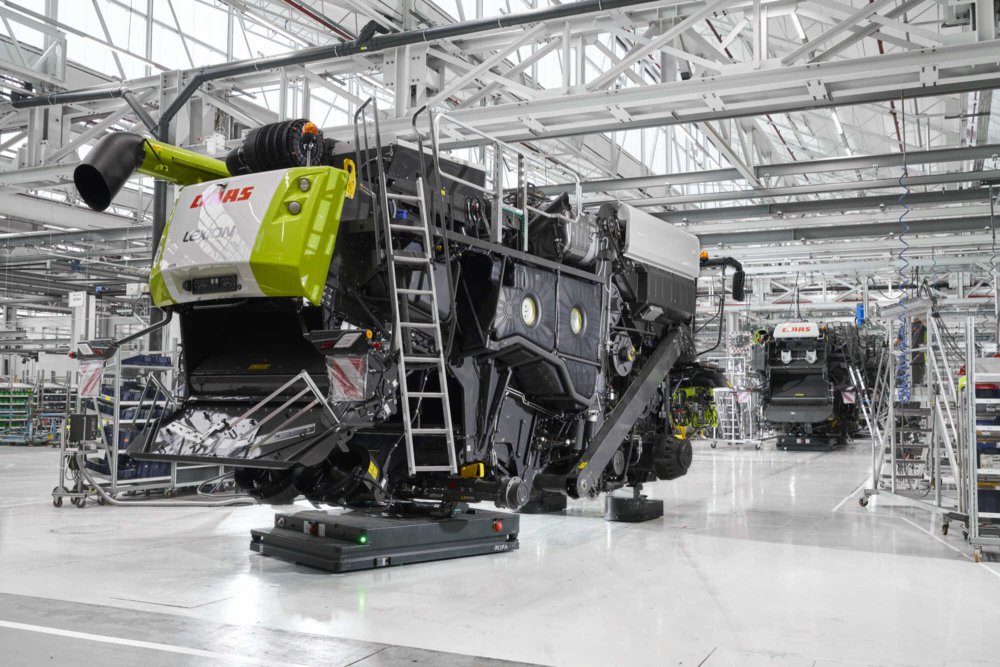 Die Mähdrescher werden auf automatischen Plattformen durch die Montagelinie gefahren.
© Claas