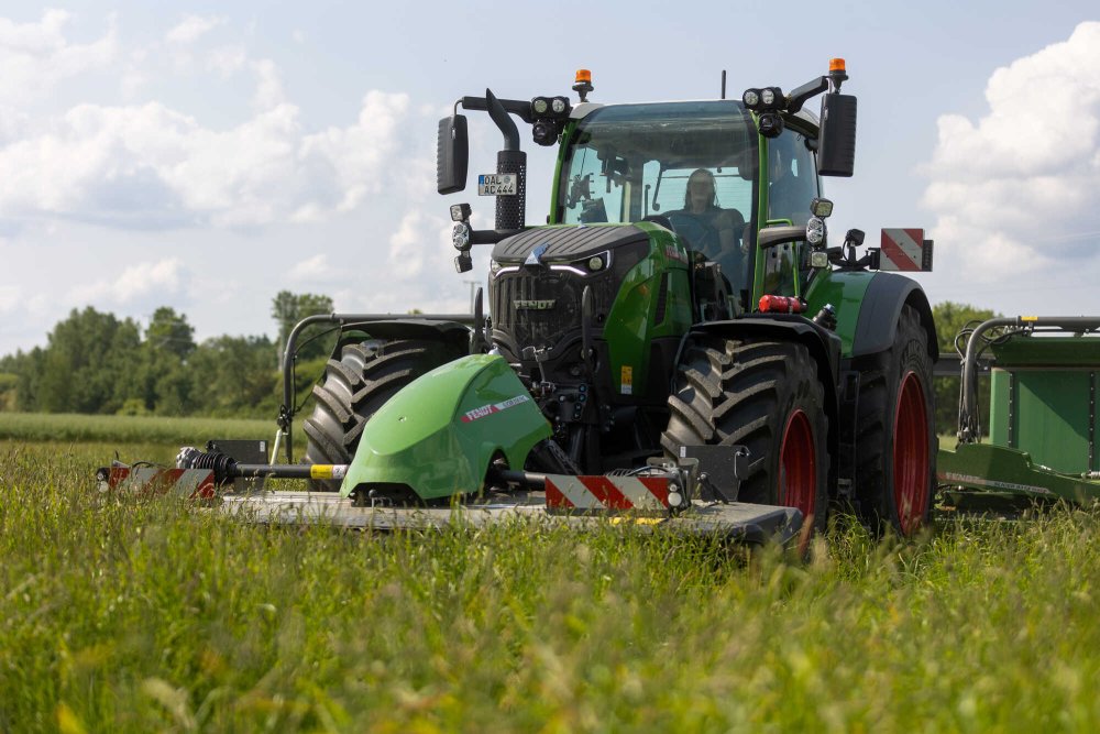 Beim Grünlandschnitt testete Tanja Edbauer unter anderem Section Control und das Anlegen der AB-Linien mit FendtONE.
© Philipp von Rössing