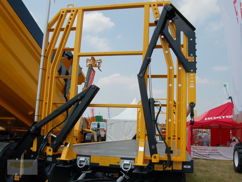 Ballensammelwagen du type WIELTON Ballenwagen mit hydraulischer Seitenwand - Ballenanhänger, Neumaschine en Ditzingen (Photo 5)