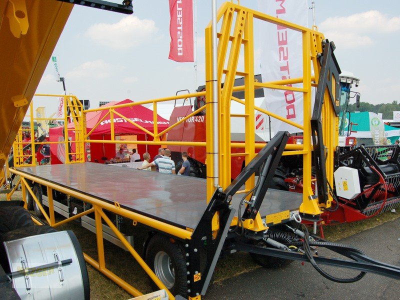 Ballensammelwagen du type WIELTON Ballenwagen mit hydraulischer Seitenwand - Ballenanhänger, Neumaschine en Ditzingen (Photo 7)
