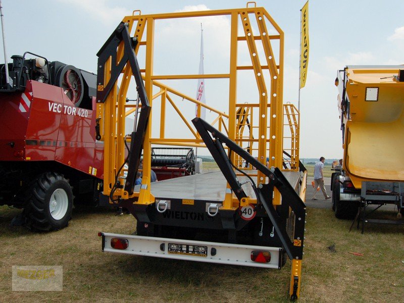 Ballensammelwagen du type WIELTON Ballenwagen mit hydraulischer Seitenwand - Ballenanhänger, Neumaschine en Ditzingen (Photo 4)