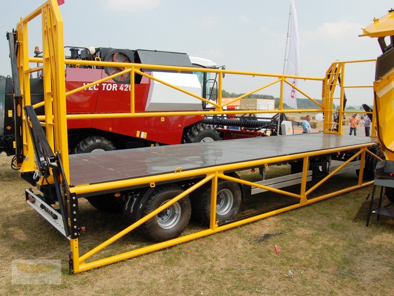 Ballensammelwagen du type WIELTON Ballenwagen mit hydraulischer Seitenwand - Ballenanhänger, Neumaschine en Ditzingen (Photo 2)