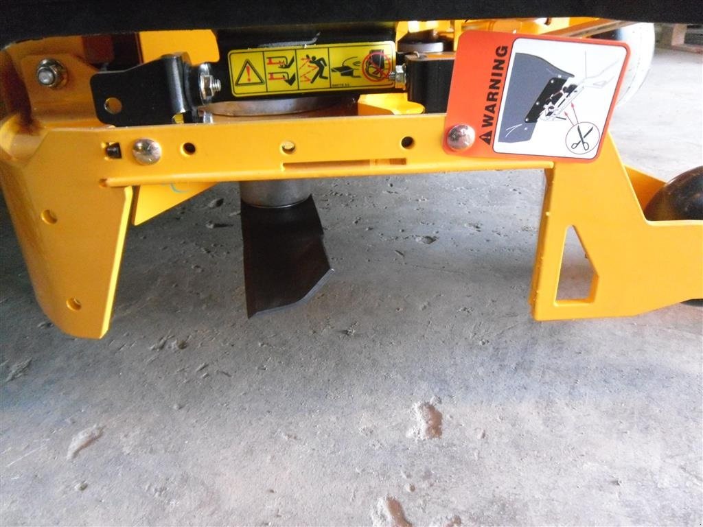 Sitzrasenmäher of the type Cub Cadet PRO Z1 122 m/ svejst klippe-bord, Gebrauchtmaschine in Bjerringbro (Picture 10)