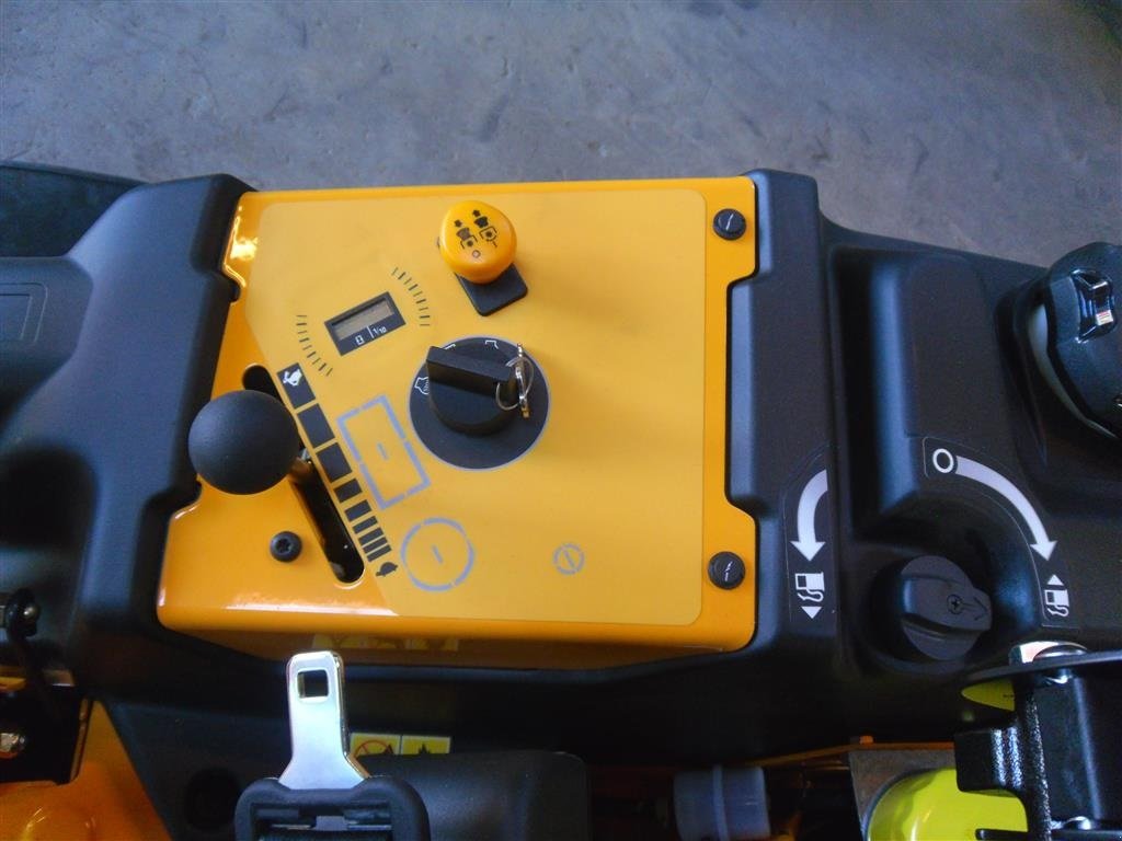 Sitzrasenmäher of the type Cub Cadet PRO Z1 122 m/ svejst klippe-bord, Gebrauchtmaschine in Bjerringbro (Picture 9)