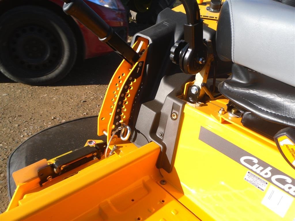 Sitzrasenmäher of the type Cub Cadet PRO Z1 122 m/ svejst klippe-bord, Gebrauchtmaschine in Bjerringbro (Picture 8)