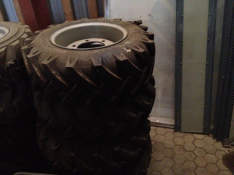 Rad del tipo Starco 255/75-15,3 4 stk. det ene er skadet se billede, Gebrauchtmaschine In Tinglev (Immagine 1)