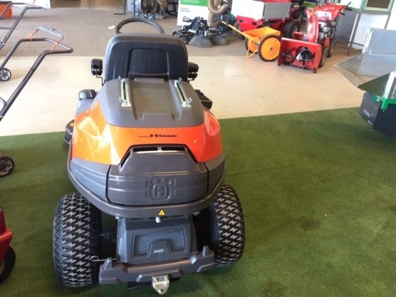 Rasentraktor van het type Husqvarna Husqvarna R 420TsX AWD, Gebrauchtmaschine in Vejle (Foto 3)