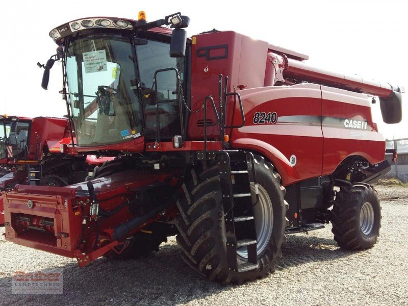 Case IH Axial Flow 8240 Mähdrescher - technikboerse.com