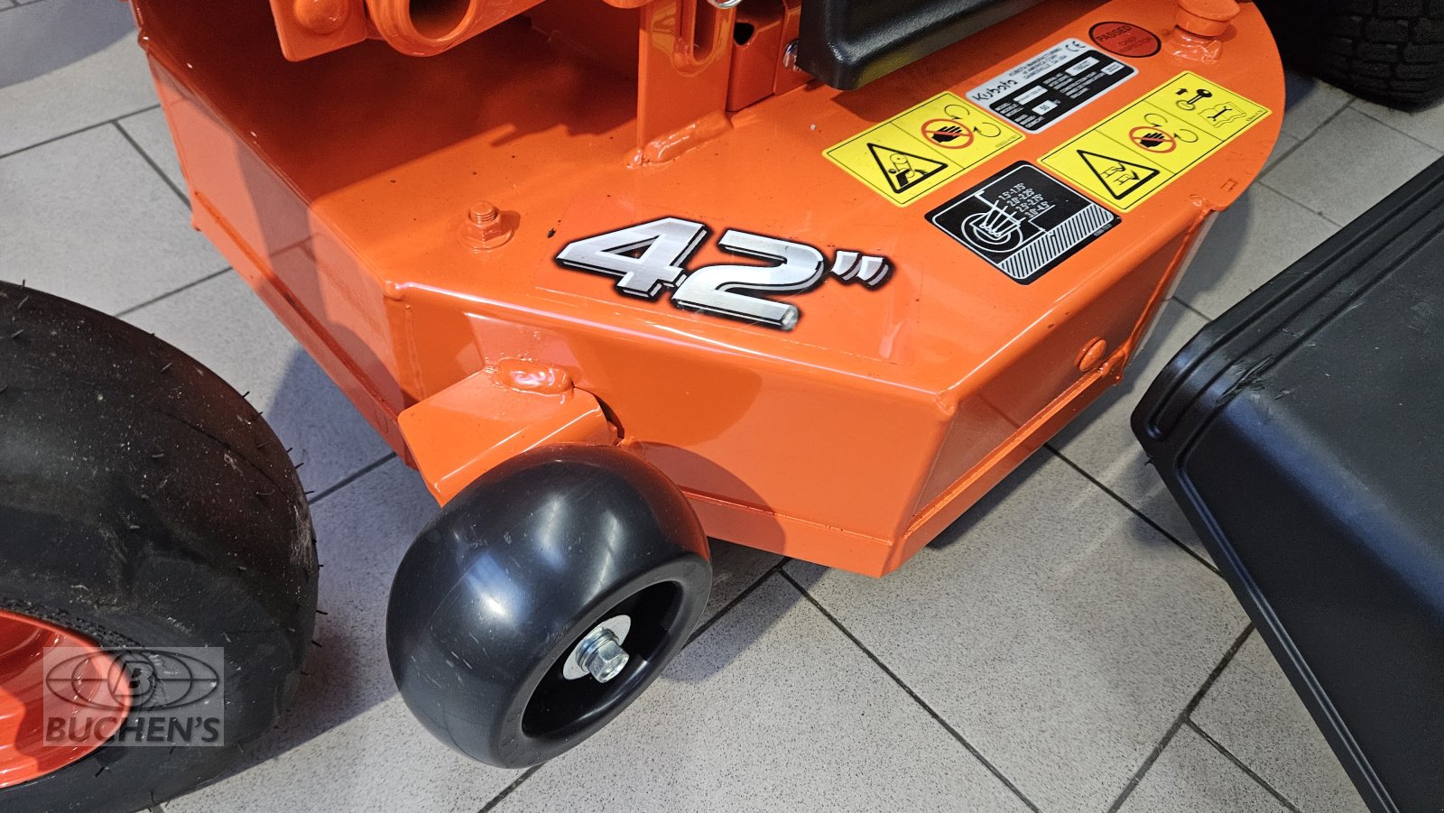 Sitzrasenmäher of the type Kubota Z1-421, Neumaschine in Olpe (Picture 9)