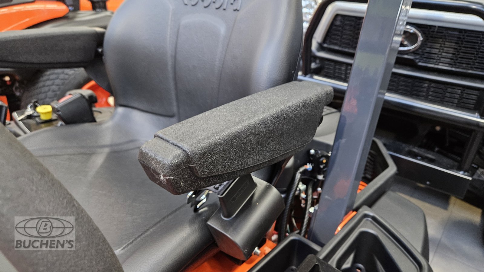 Sitzrasenmäher of the type Kubota Z1-421, Neumaschine in Olpe (Picture 15)