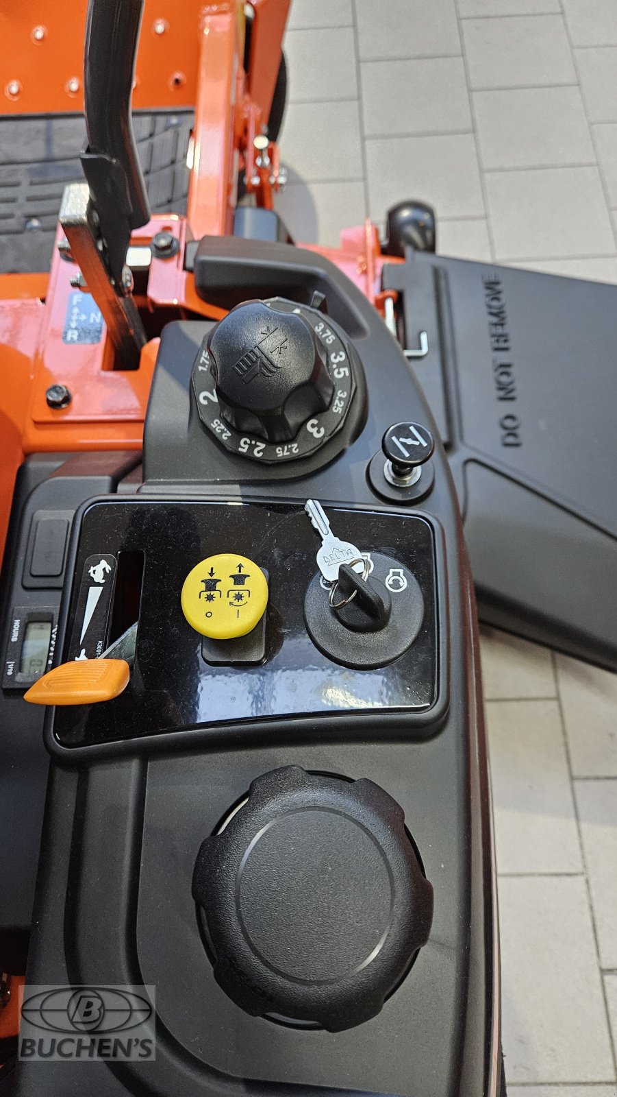 Sitzrasenmäher of the type Kubota Z1-421, Neumaschine in Olpe (Picture 16)