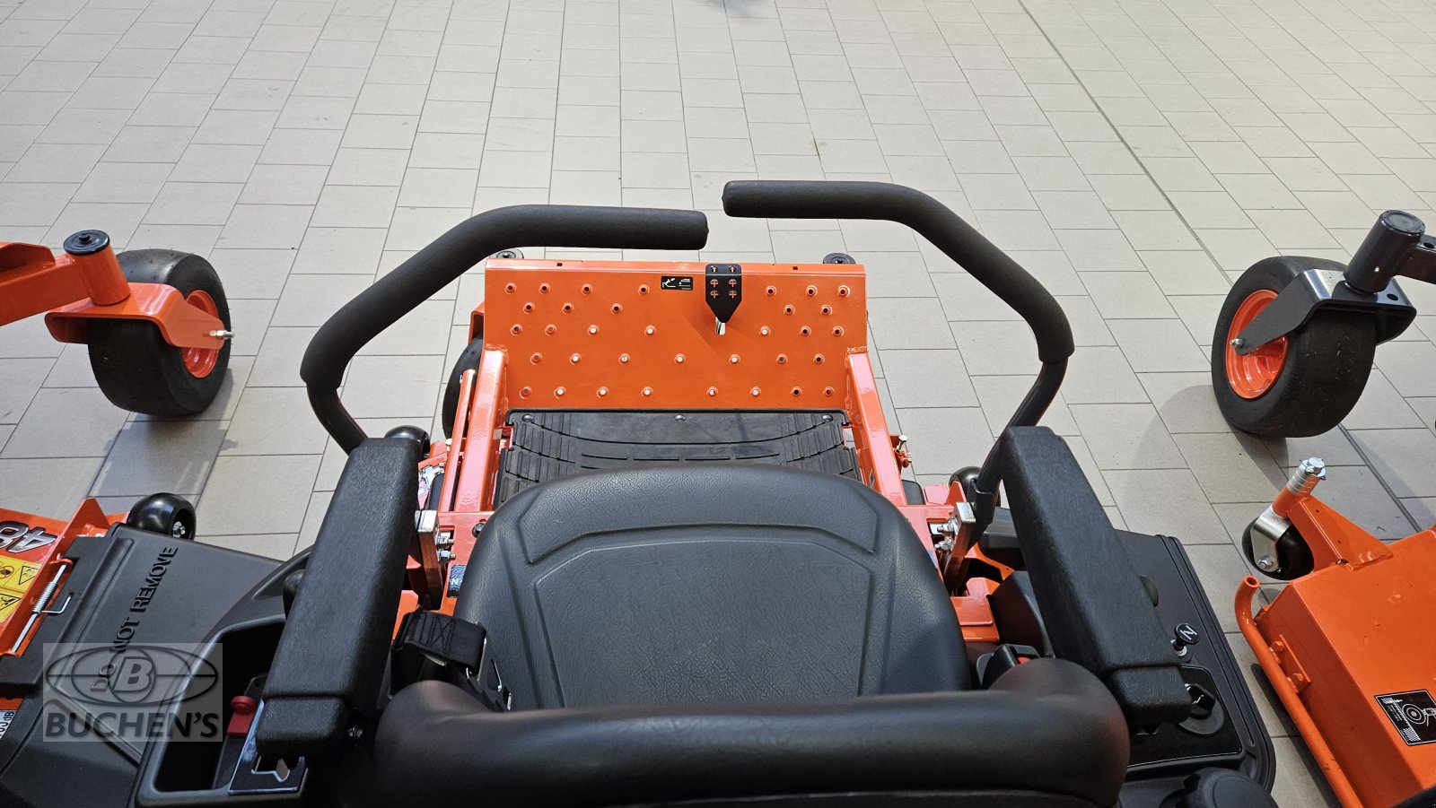 Sitzrasenmäher of the type Kubota Z1-421, Neumaschine in Olpe (Picture 11)