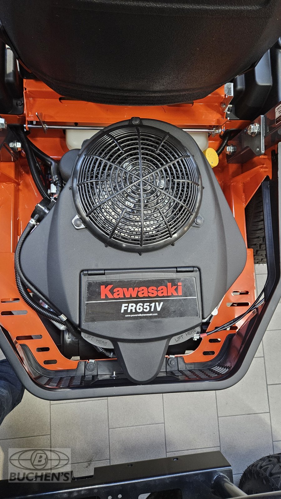 Sitzrasenmäher of the type Kubota Z1-421, Neumaschine in Olpe (Picture 19)