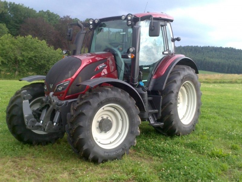 Valtra N 114 e H5 Tractor - technikboerse.com