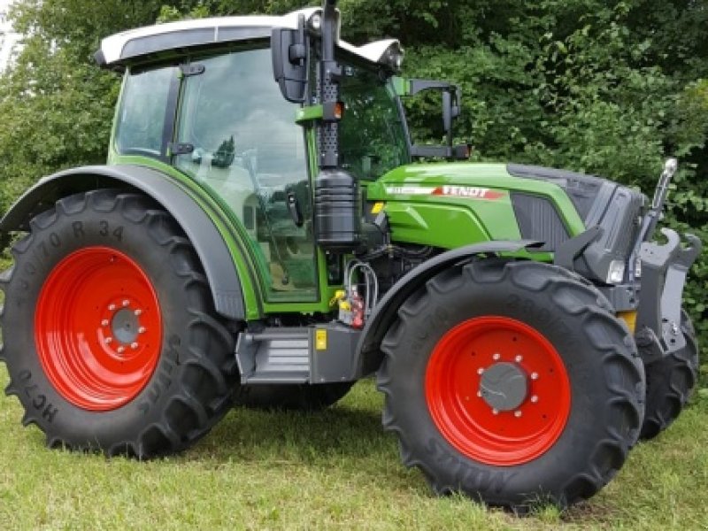 Traktor des Typs Fendt 211 Vario S3 mit FH/FZW, neuwertig, Modell 2018, Gebrauchtmaschine in Weigendorf (Bild 1)