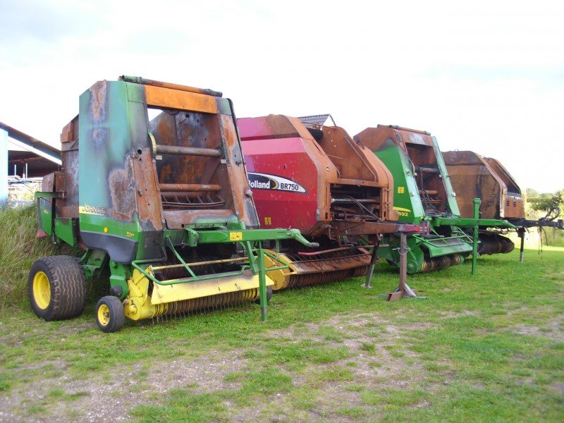 Rundballenpresse des Typs John Deere 582, 590, 592, Gebrauchtmaschine in Klein Wittensee (Bild 1)