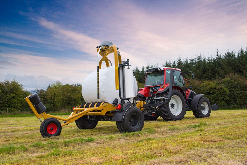 Ballenwickler of the type Tanco 1400 V - Wickeln in Höchstgeschwindigkeit, Neumaschine in Wiesbaden (Picture 1)