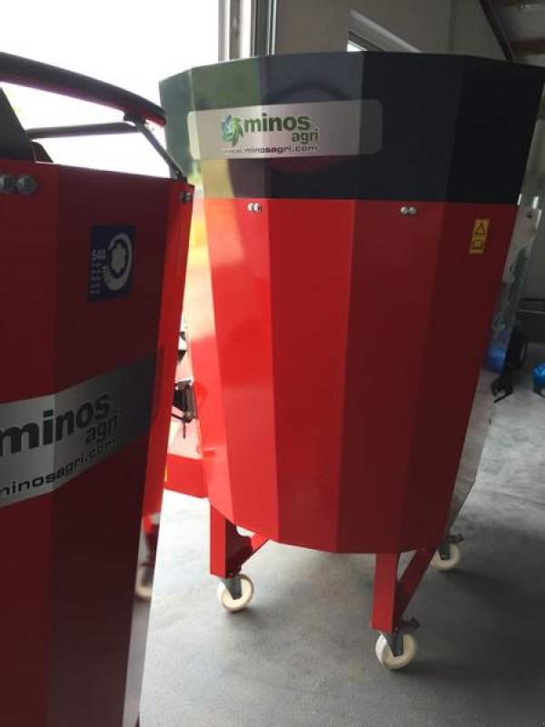 Futtermischwagen of the type Minos Agri Futtermischwagen T-DYKM 2,0, Neumaschine in Münstermaifeld (Picture 10)