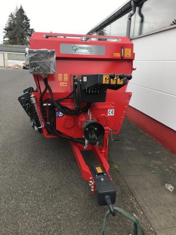 Futtermischwagen of the type Minos Agri Futtermischwagen T-YYKM 4K, Neumaschine in Münstermaifeld (Picture 4)