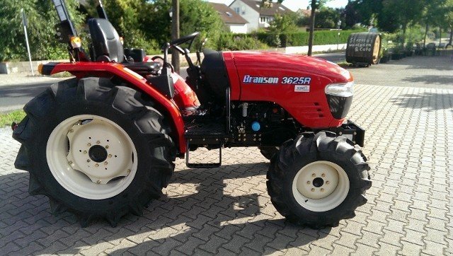 Traktor des Typs Branson 5025 R, Neumaschine in Sommerach (Bild 2)