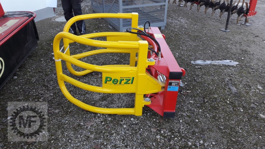 Ballenzange του τύπου Perzl Rundballenzange RBZ, Neumaschine σε Huglfing (Φωτογραφία 1)