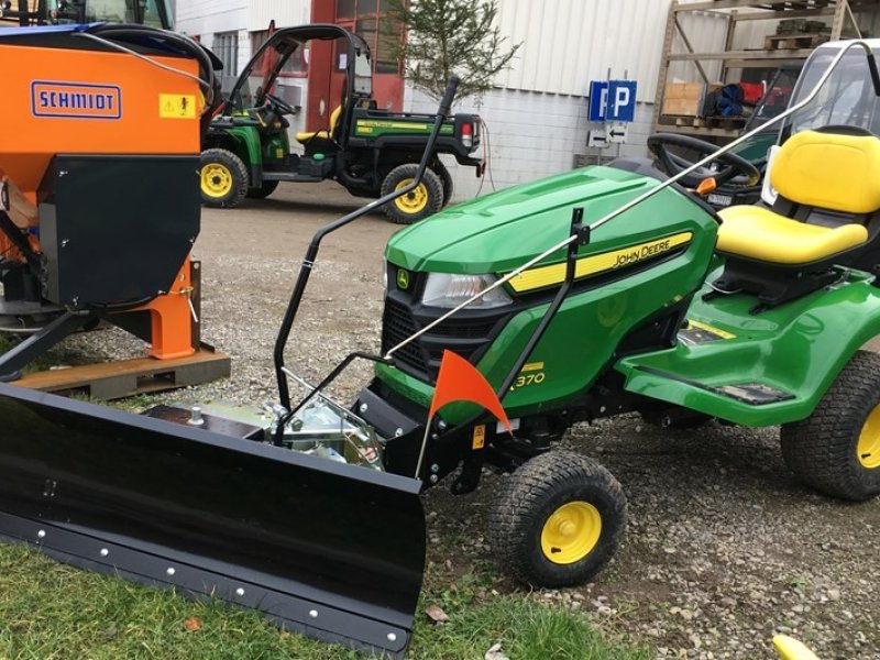 John Deere X370 Large area mower
