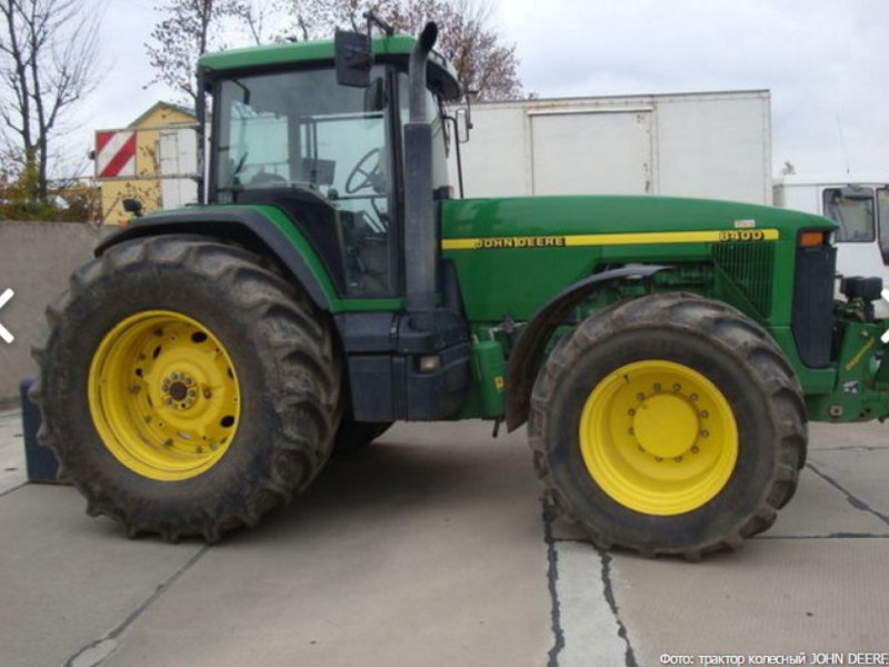 Oldtimer-Traktor des Typs John Deere 8400, Neumaschine in Київ (Bild 1)