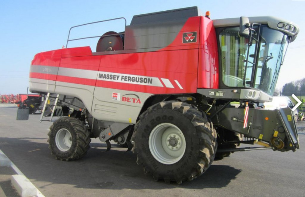 Oldtimer-Mähdrescher des Typs Massey Ferguson Beta 7370,  in Київ (Bild 1)