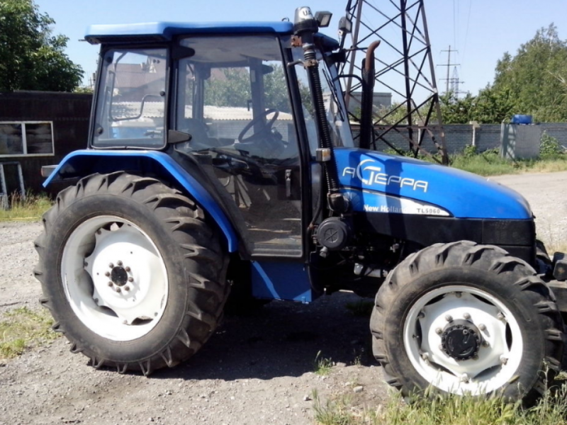Oldtimer-Traktor Türe ait New Holland TL5060, Neumaschine içinde Дніпро (resim 1)