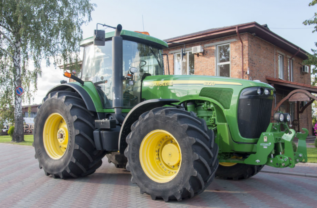 Oldtimer-Traktor des Typs John Deere 8320, Neumaschine in Житомир (Bild 1)