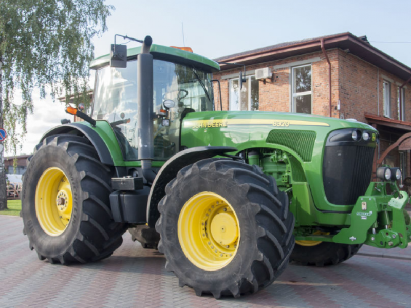 Oldtimer-Traktor van het type John Deere 8320, Neumaschine in Житомир (Foto 1)
