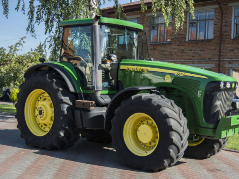 Oldtimer-Traktor des Typs John Deere 8520, Neumaschine in Житомир (Bild 1)