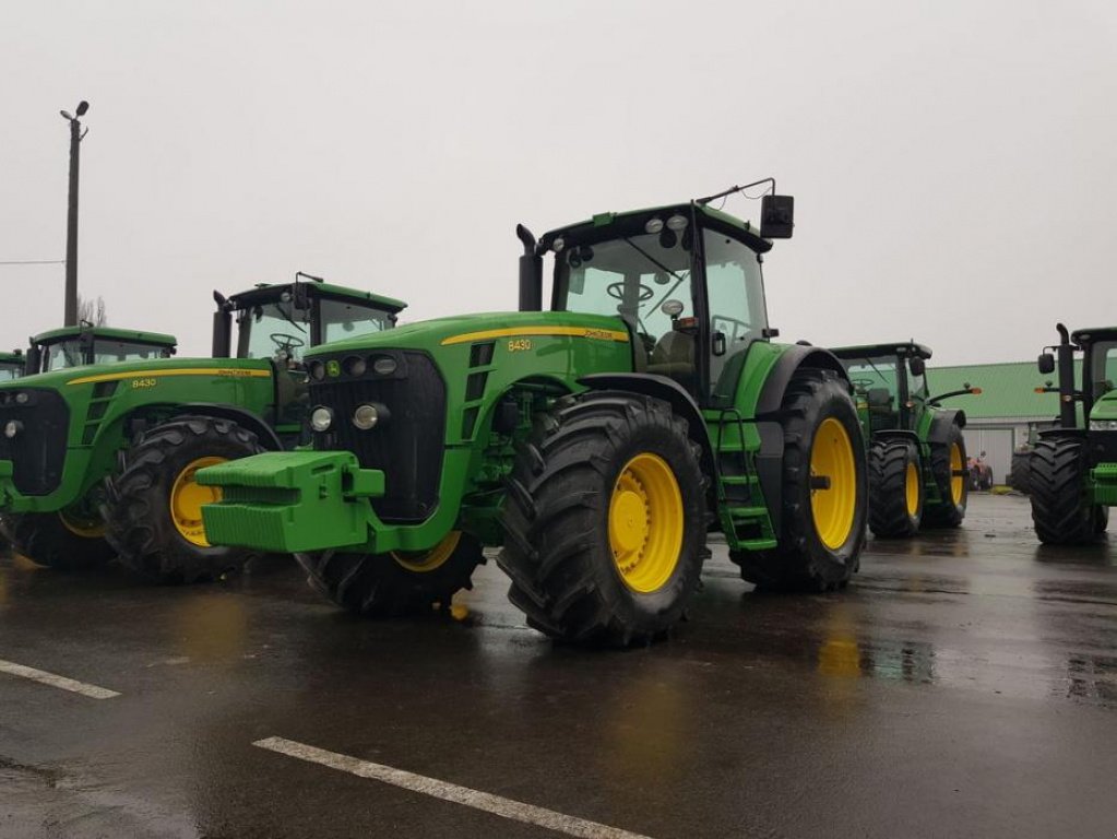 Oldtimer-Traktor des Typs John Deere 8430, Neumaschine in Звенигородка (Bild 2)