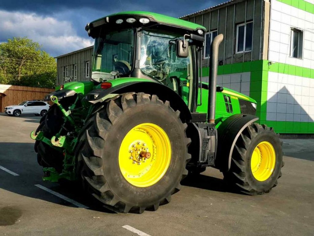 Oldtimer-Traktor des Typs John Deere 7230R, Neumaschine in Звенигородка (Bild 8)