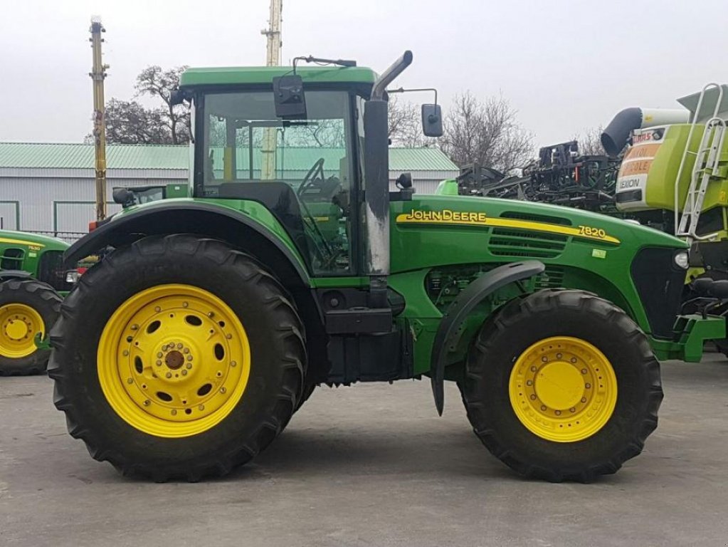 Oldtimer-Traktor des Typs John Deere 7820, Neumaschine in Звенигородка (Bild 4)