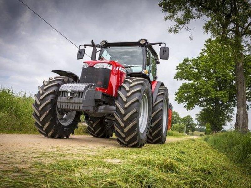 Oldtimer-Traktor of the type Massey Ferguson 6713,  in Луцьк (Picture 1)