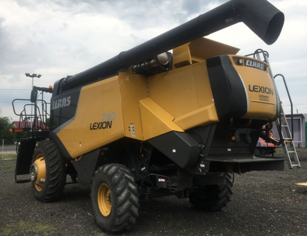 Oldtimer-Mähdrescher des Typs CLAAS Lexion 730,  in Струмівка (Bild 7)