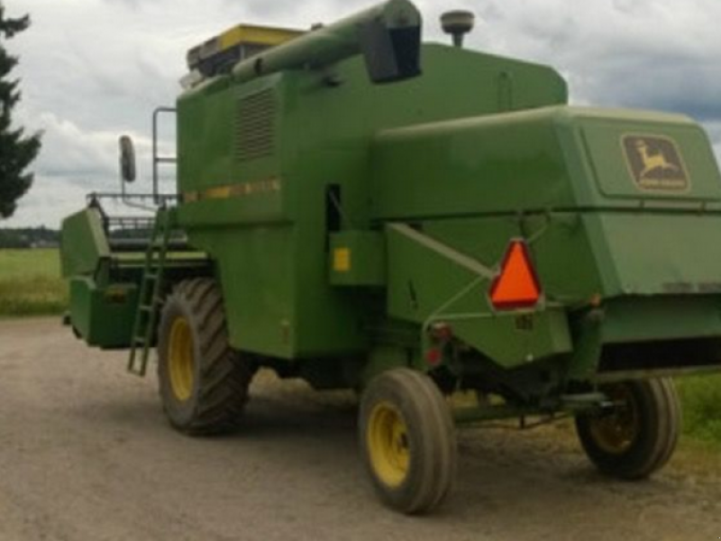 Oldtimer-Mähdrescher des Typs John Deere 1042, Neumaschine in Струмівка (Bild 1)