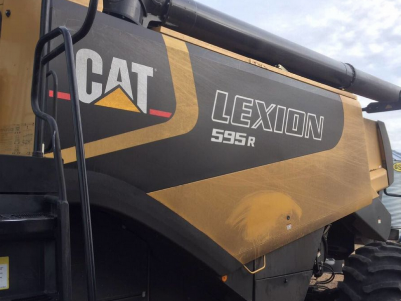 Oldtimer-Mähdrescher des Typs Caterpillar Lexion 595R,  in Струмівка (Bild 1)