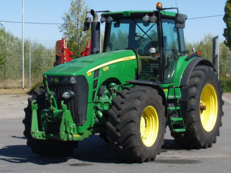 Oldtimer-Traktor a típus John Deere 8230, Neumaschine ekkor: Київ
